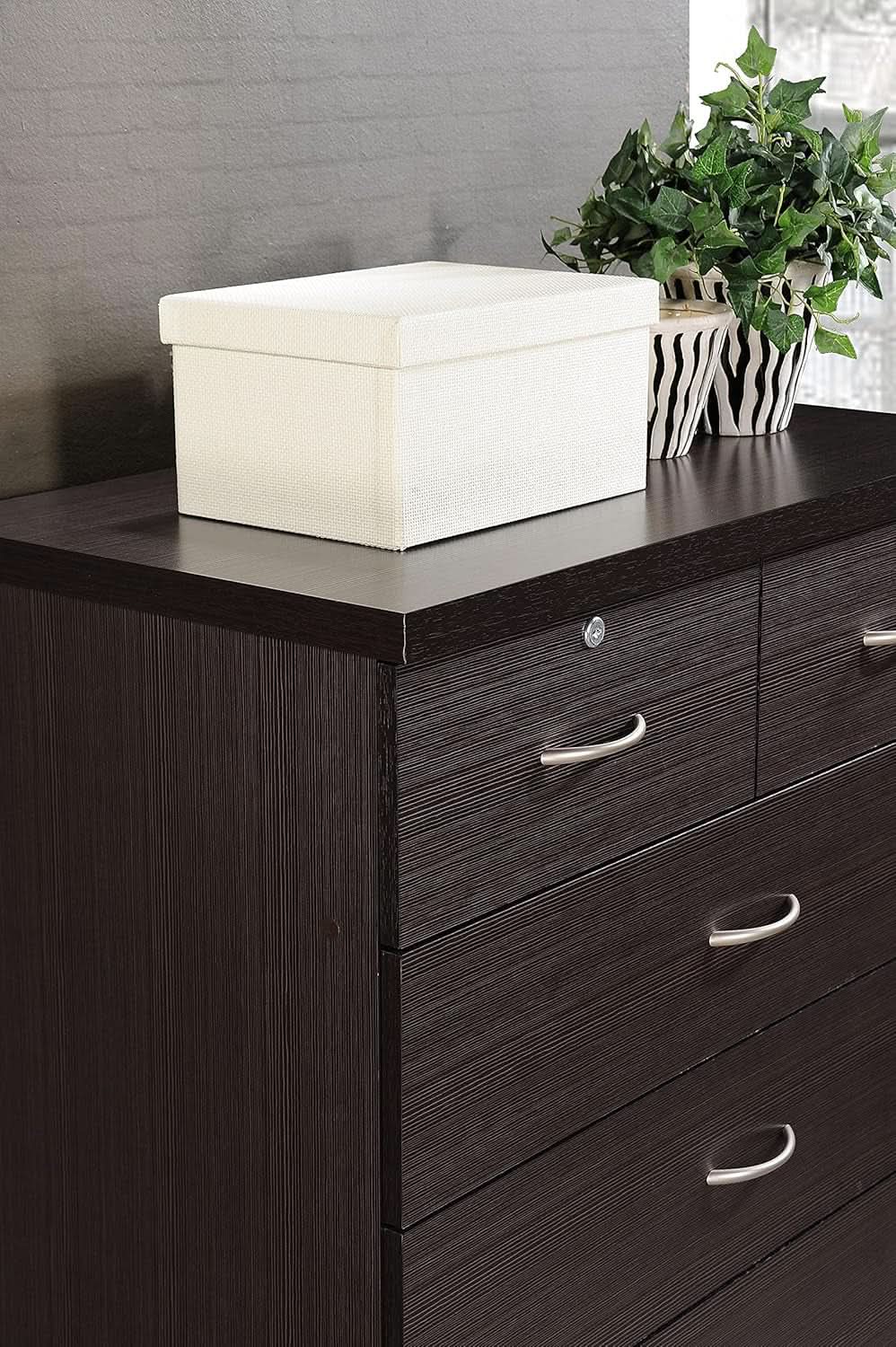 7 Drawer Wood Dresser For Bedroom 31.5 Inch Wide With Top Drawer Locks Chocolate